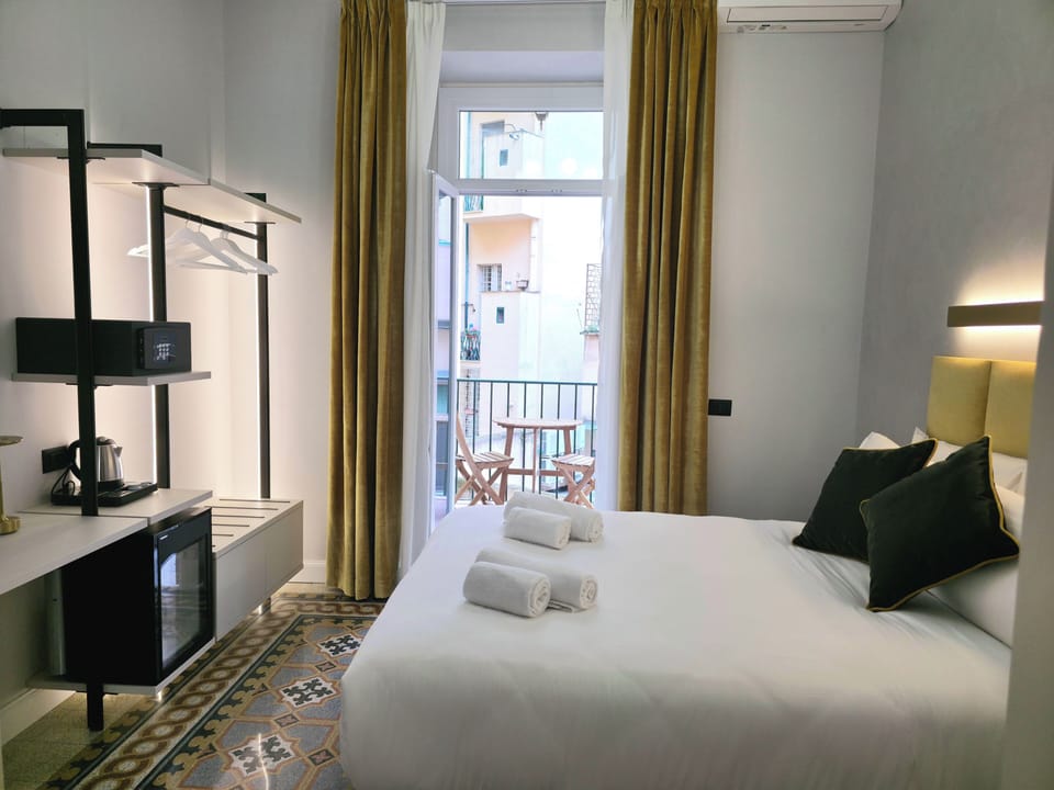 Comfort Double Room, Balcony, Courtyard View | Minibar, in-room safe, desk, blackout drapes