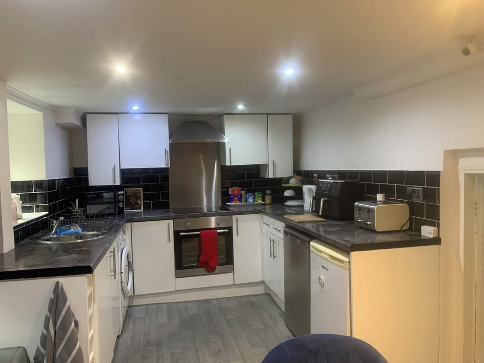 Kitchen, equipped with plates,essential crockery and a ninja air fryer