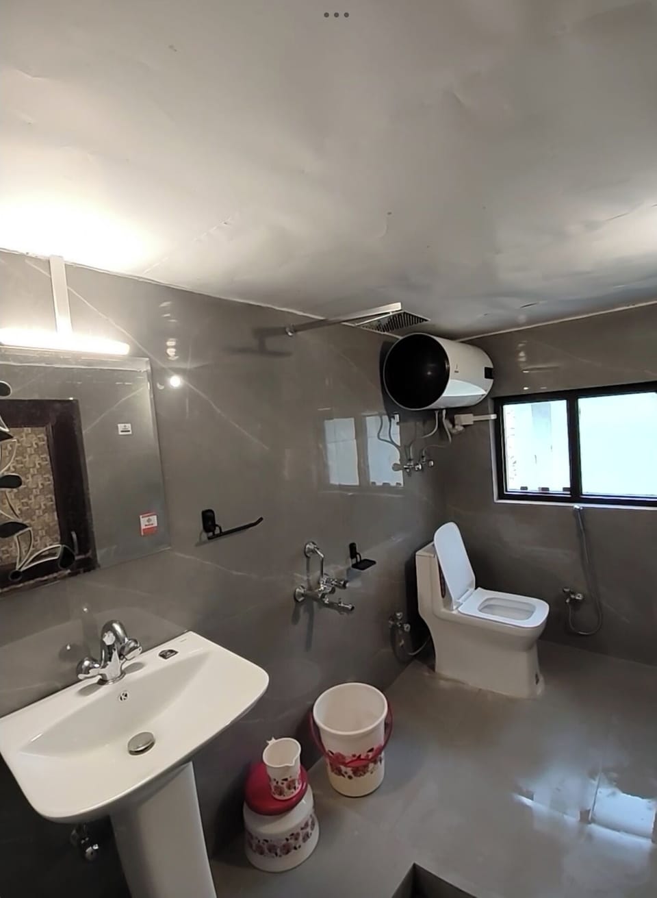 Standard Triple Room, Hill View | Bathroom | Free toiletries, towels, soap, shampoo