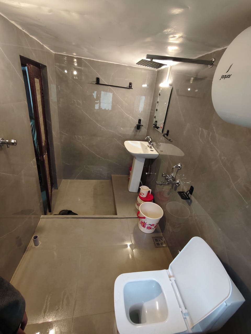 Standard Triple Room, Hill View | Bathroom | Free toiletries, towels, soap, shampoo