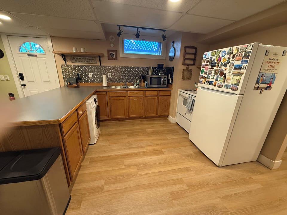 Traditional Apartment | Private kitchen | Full-size fridge, microwave, oven, stovetop