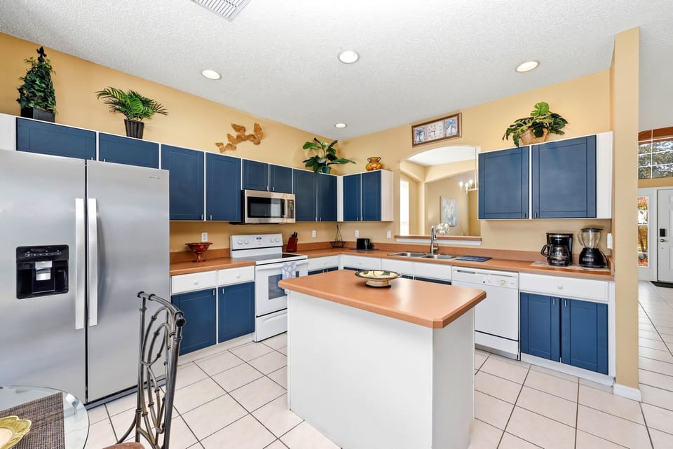 Spacious open-concept kitchen!
