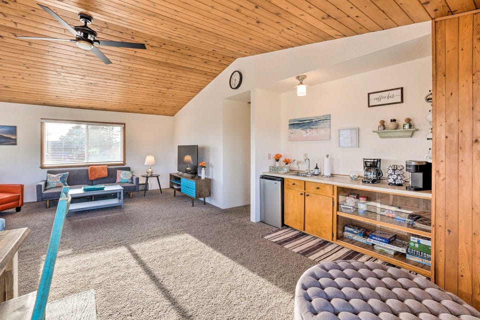 Upstairs great room, ocean views, movies and games!