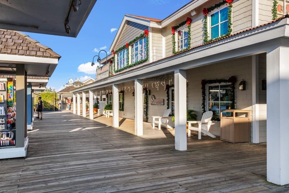 Barefoot Landing Shoppes – Boutique shopping along the Barefoot Landing waterfront.