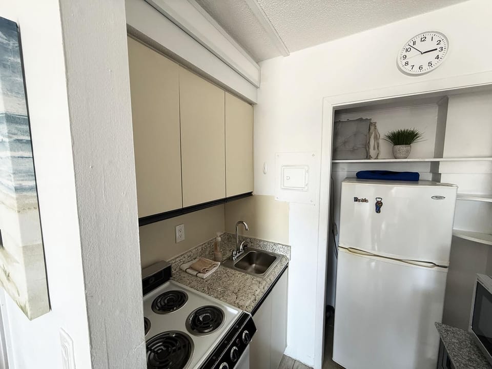 Venice Beach Studio – Pool & Private Shore (6780)