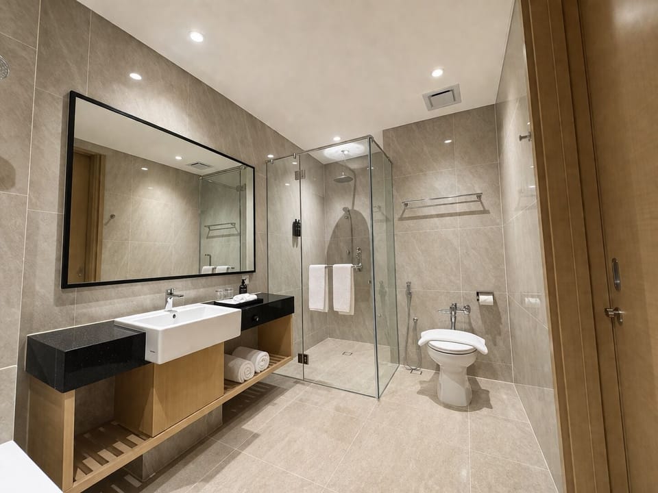 Suite | Bathroom | Separate tub and shower, free toiletries, hair dryer, slippers