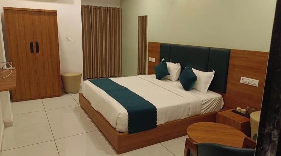 Deluxe Room | Desk, free WiFi
