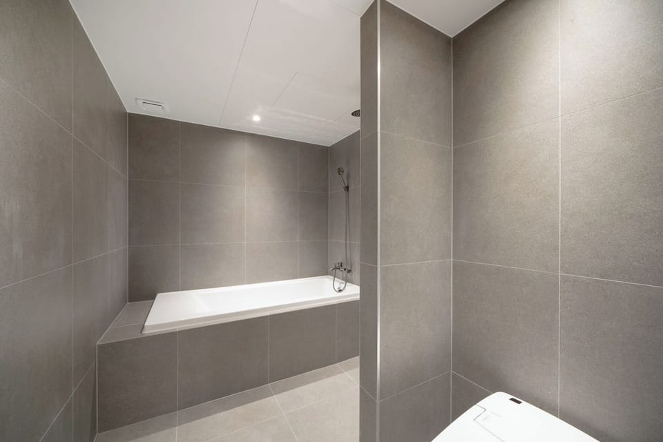 Business Twin Room | Bathroom | Hair dryer, towels, soap, shampoo