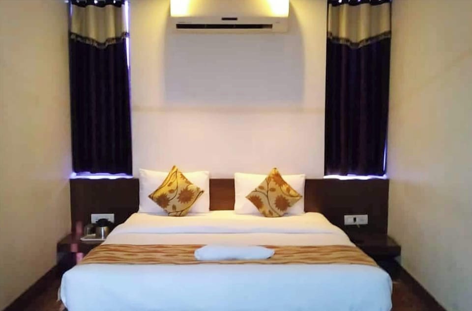 Hypo-allergenic bedding, desk, soundproofing, free WiFi