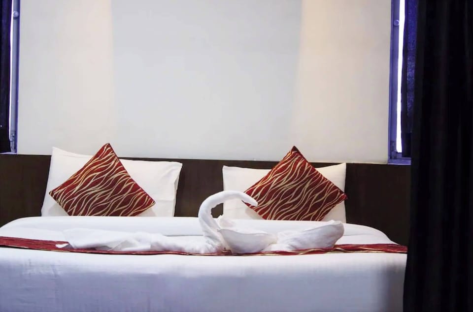 Deluxe Double Room, Air conditioning | Hypo-allergenic bedding, desk, soundproofing, free WiFi