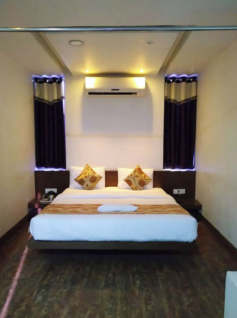 Hypo-allergenic bedding, desk, soundproofing, free WiFi