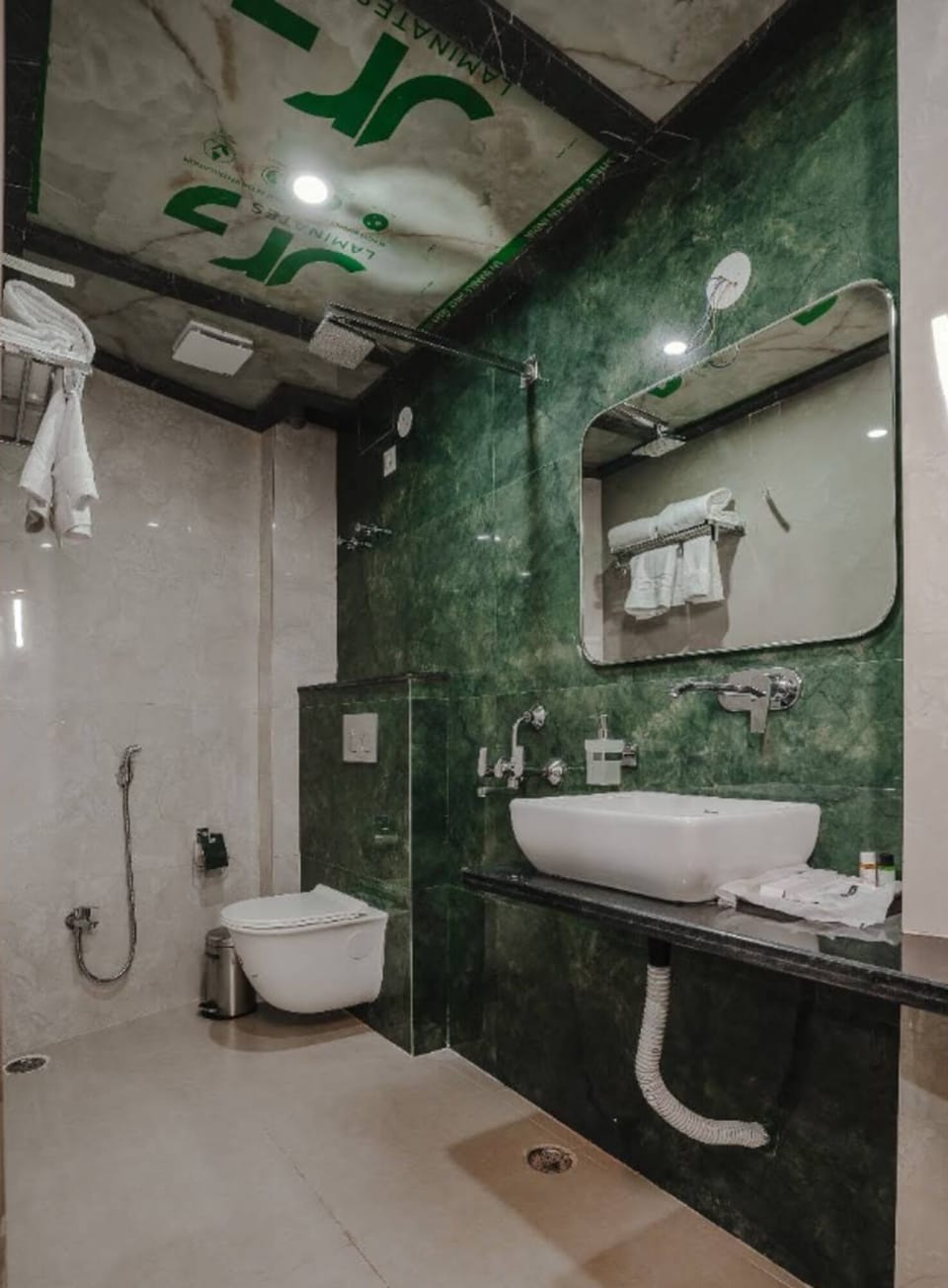 Superior Double Room, City View | Bathroom | Shower, free toiletries, towels