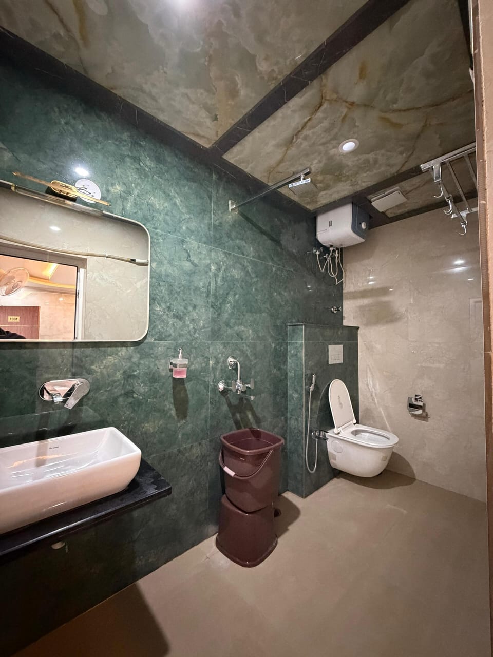 Deluxe Double Room, City View | Bathroom | Shower, free toiletries, towels