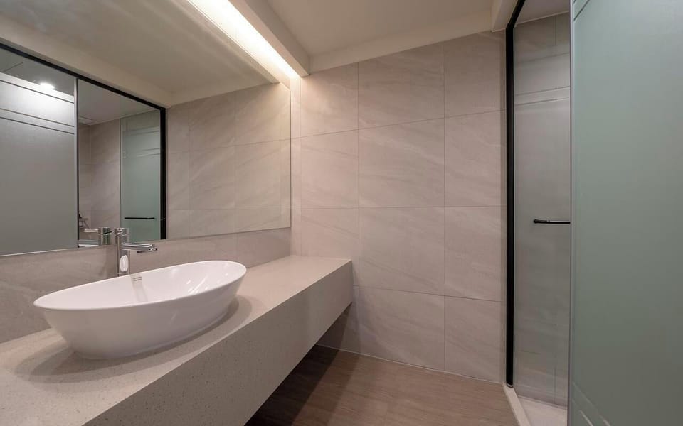 Standard Double Room | Bathroom | Hair dryer, towels, soap, shampoo