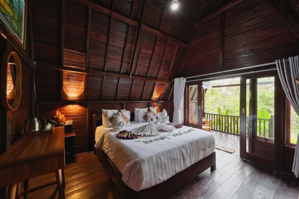 Double Room, Balcony, Courtyard View | Free WiFi, bed sheets