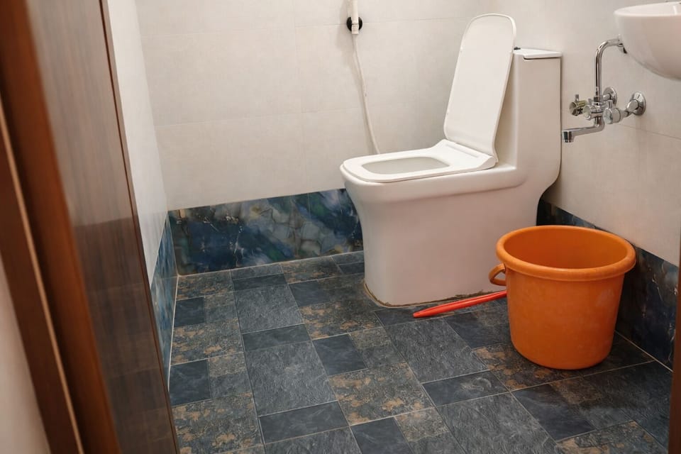 Standard Cottage, Courtyard View | Bathroom | Towels, soap