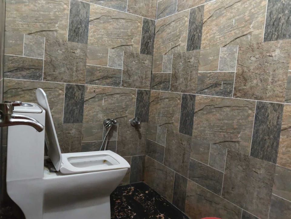 Deluxe Room | Bathroom | Shower, towels, soap, shampoo