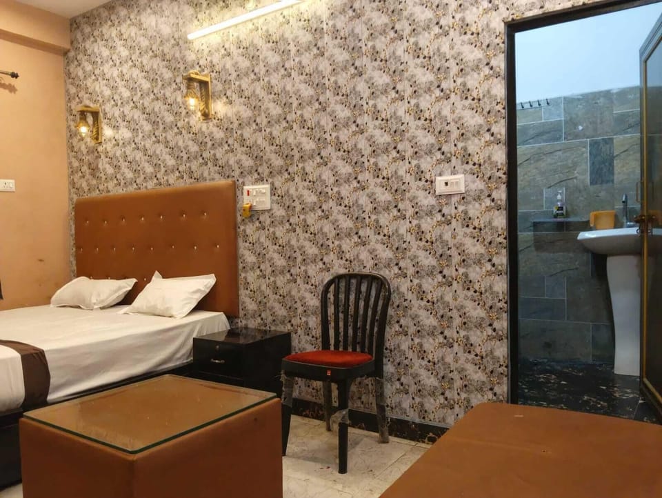 Deluxe Room | Rollaway beds, free WiFi, bed sheets