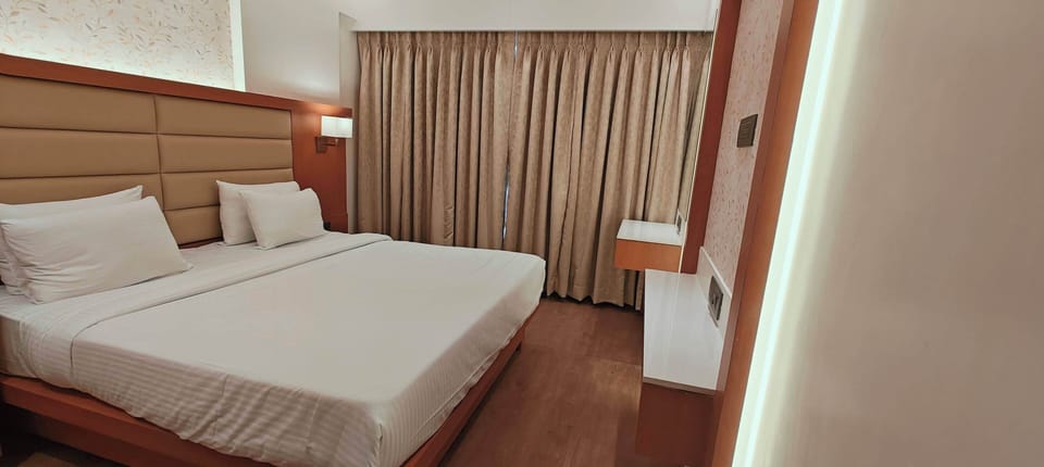 Luxury Studio | Desk, laptop workspace, iron/ironing board, free WiFi