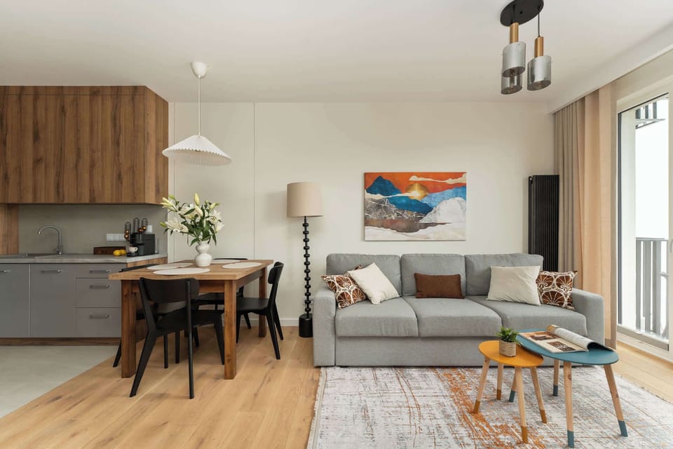 Open-plan view combining the living area, sleeping area, and access to the balcony, creating a spacious atmosphere.