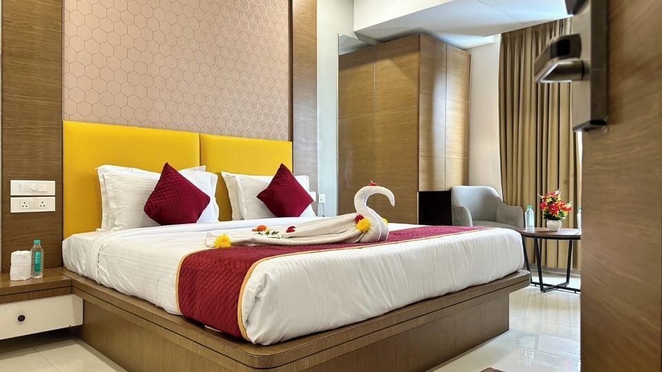 Egyptian cotton sheets, premium bedding, desk, WiFi (free)