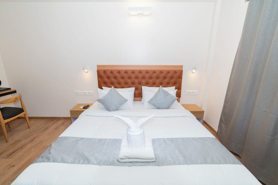 Standard Room | Desk, laptop workspace, blackout drapes, soundproofing