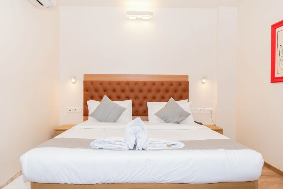 Executive Room | Desk, laptop workspace, blackout drapes, soundproofing