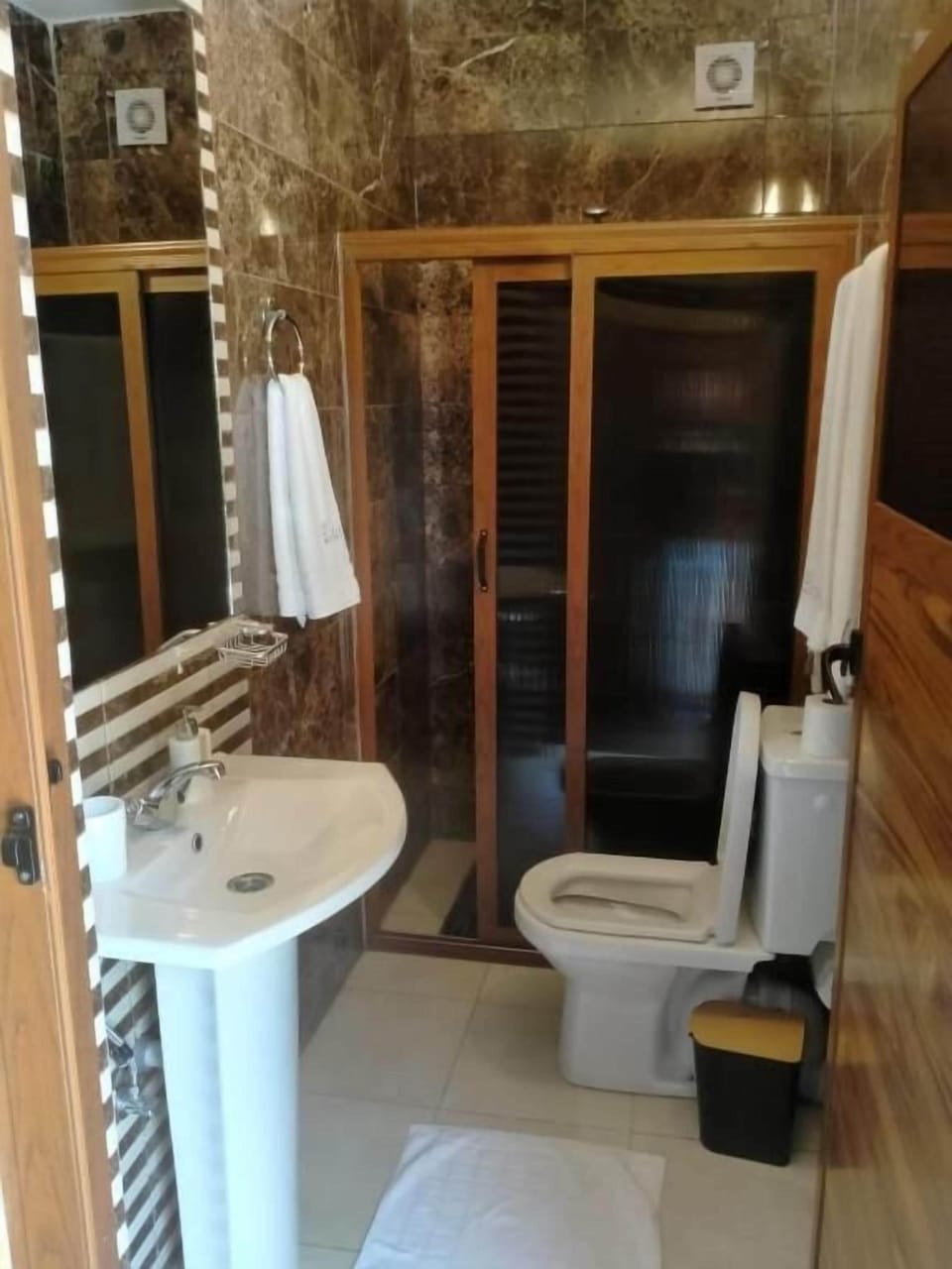 Double Room, Balcony, River View | Bathroom | Shower, towels
