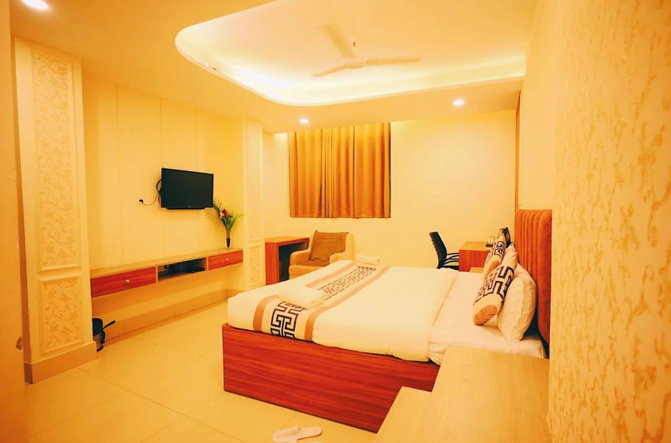 Deluxe Double Room, Air conditioning | Hypo-allergenic bedding, desk, soundproofing, free WiFi