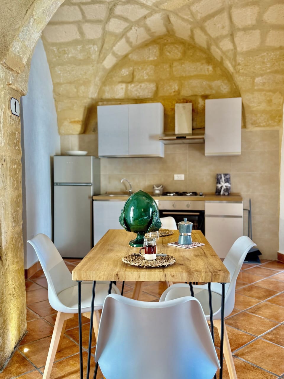 Comfort Studio Suite | Private kitchen | Electric kettle, dining tables