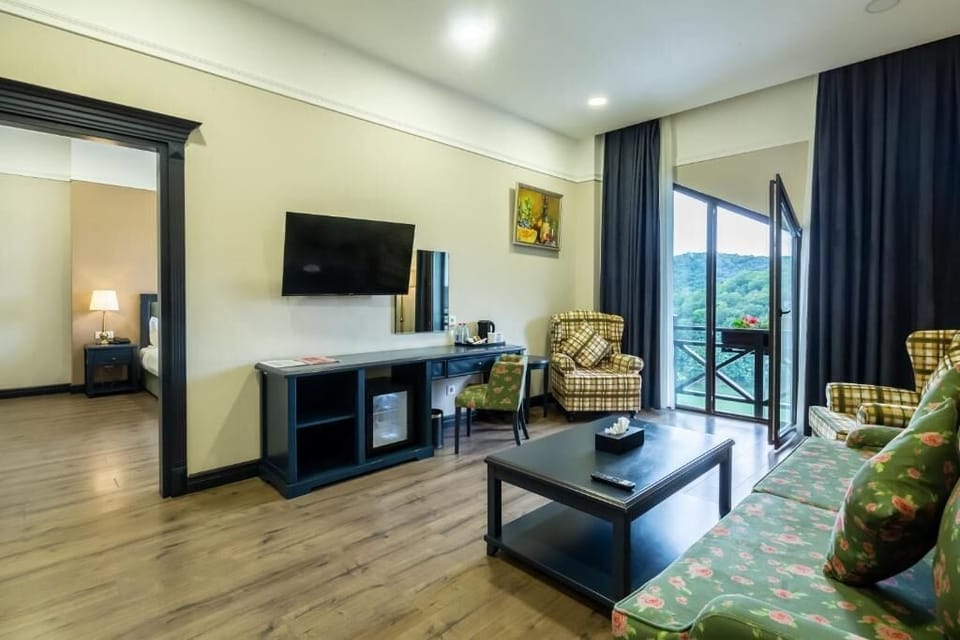 Suite, Lake View | In-room safe, soundproofing, travel crib, WiFi (free)