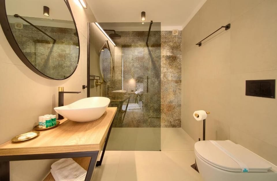 Deluxe Double Room, Sea View | Bathroom | Slippers
