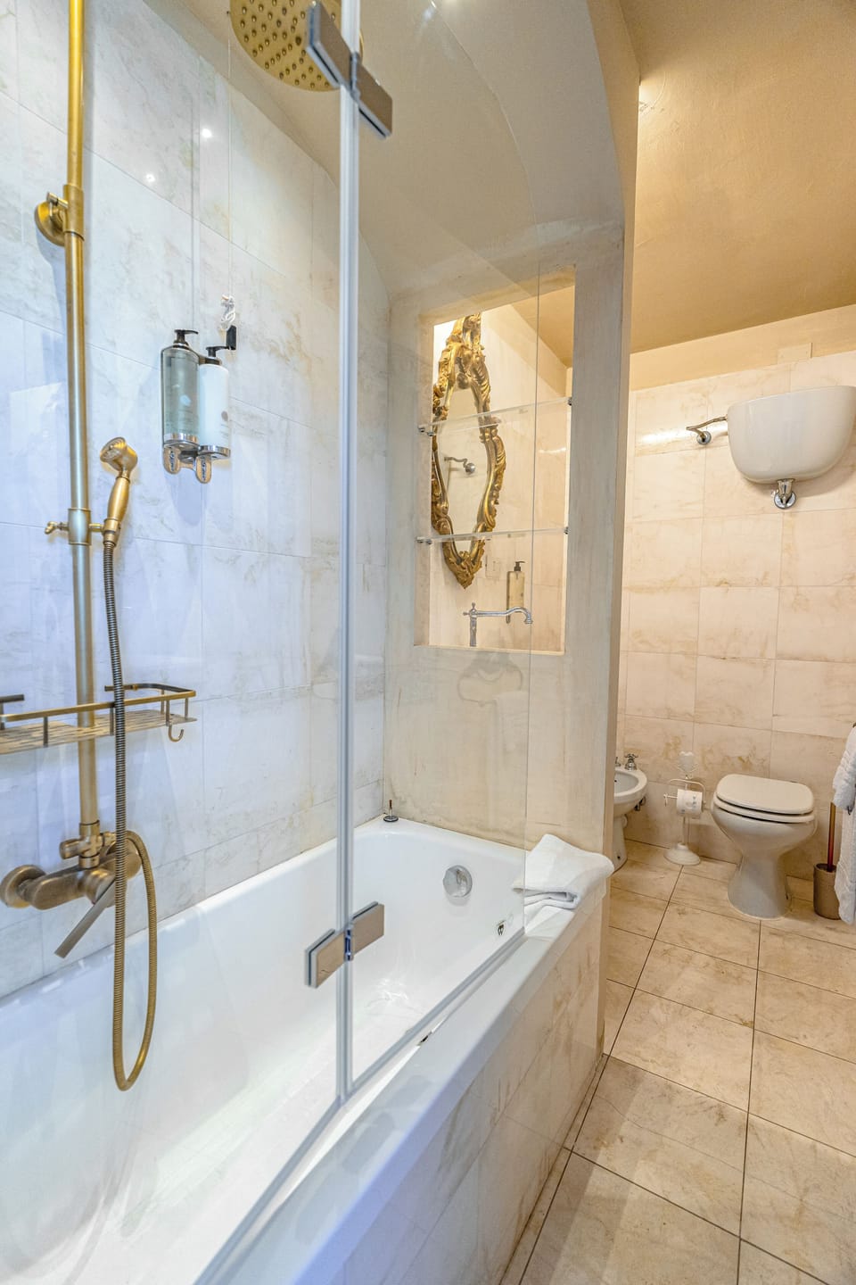 Deluxe Triple Room, City View | Bathroom | Free toiletries, hair dryer, towels, shampoo