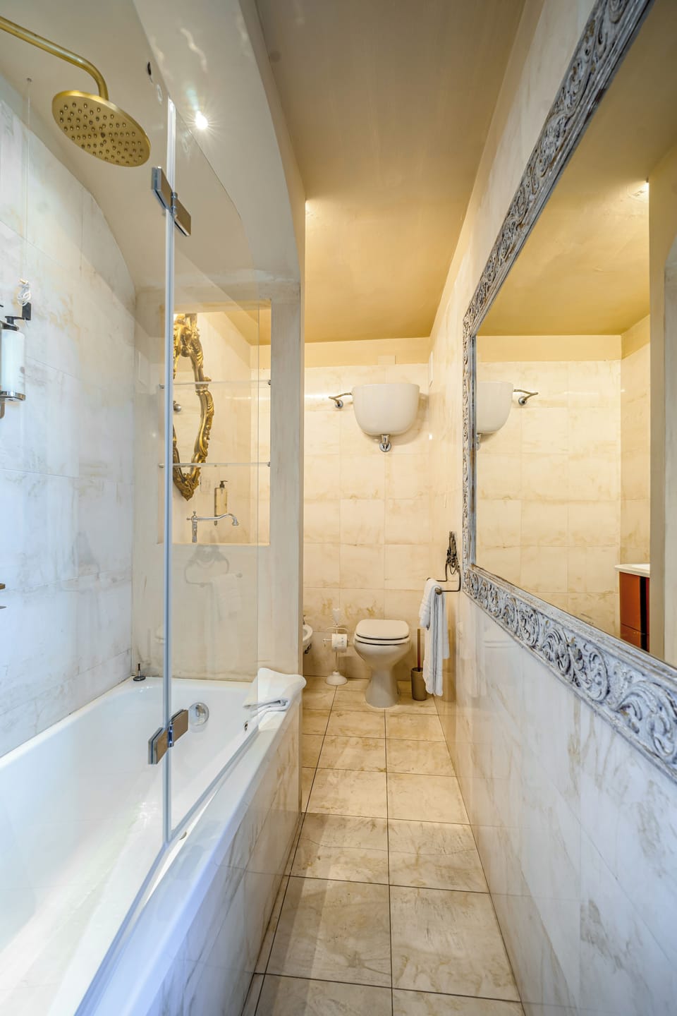 Deluxe Triple Room, City View | Bathroom | Free toiletries, hair dryer, towels, shampoo