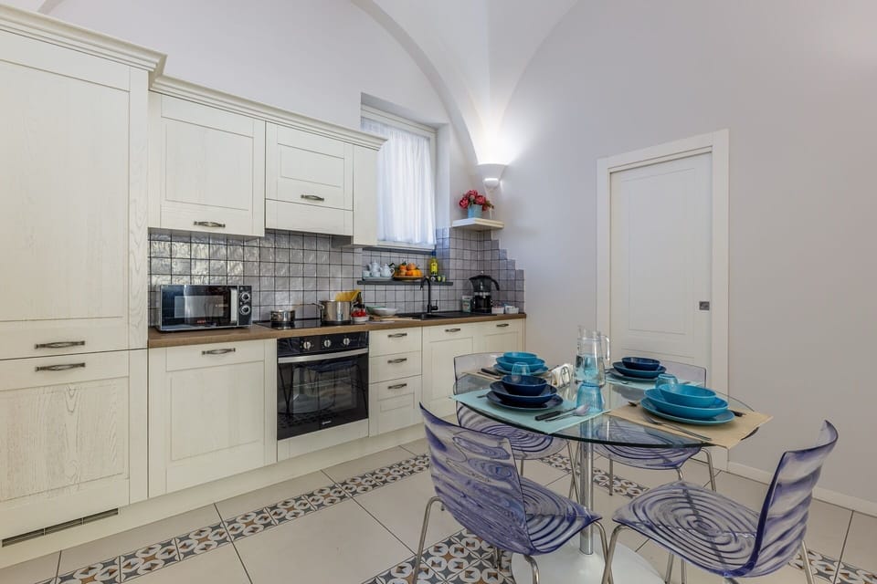 House, 1 Bedroom, Kitchen | Private kitchen | Full-size fridge, microwave, oven, stovetop