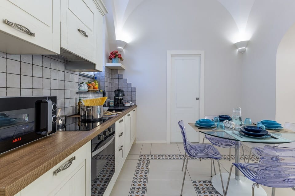 House, 1 Bedroom, Kitchen | Private kitchen | Full-size fridge, microwave, oven, stovetop