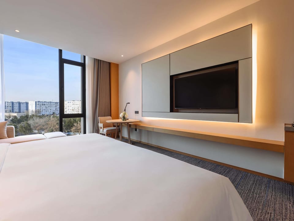 Standard Room, 1 Double Bed | Premium bedding, minibar, in-room safe, desk