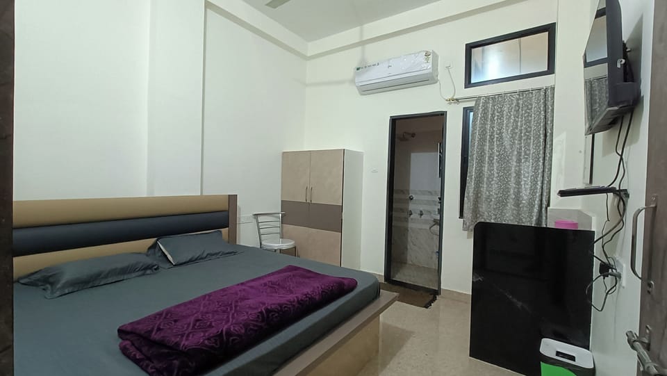 Deluxe Double Room | Desk