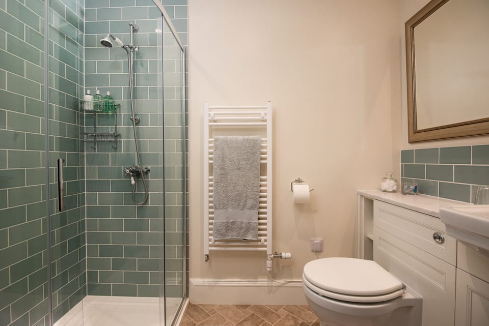 Deluxe Double Room (The Yellow Room) | Bathroom