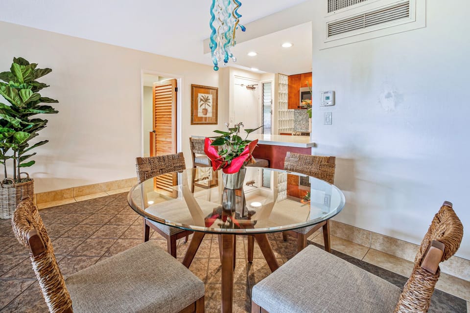 Dining area with seating for 4 - Dining space ideal for meals at home or takeout nights