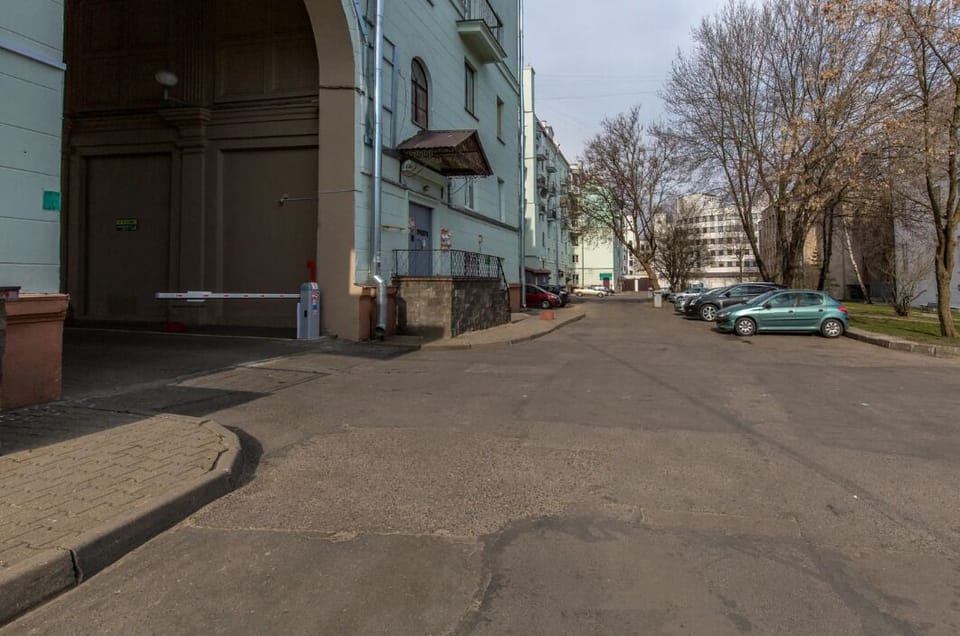 Deluxe Apartment, Non Smoking, Courtyard View | Parking | Free self parking