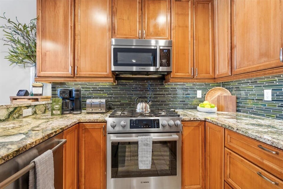 Kitchen: Drip coffee maker, Crockpot, blender, food processor, tableware 