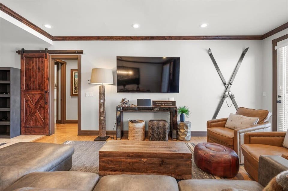 Living room: 70" Smart TV, gas fireplace, Sonos sound system, leather sectional 