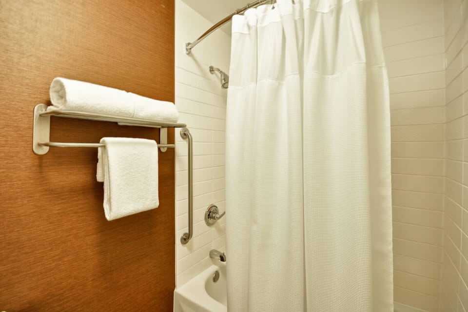 Combined shower/tub, hair dryer, towels