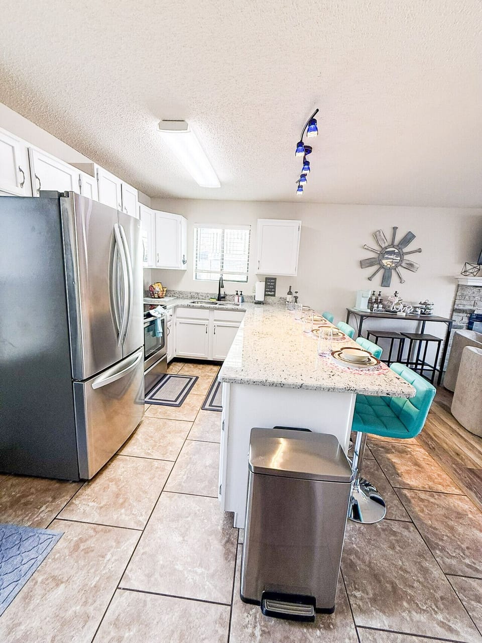 Look at the bright and spacious kitchen, ideal for morning coffee or a family dinner.