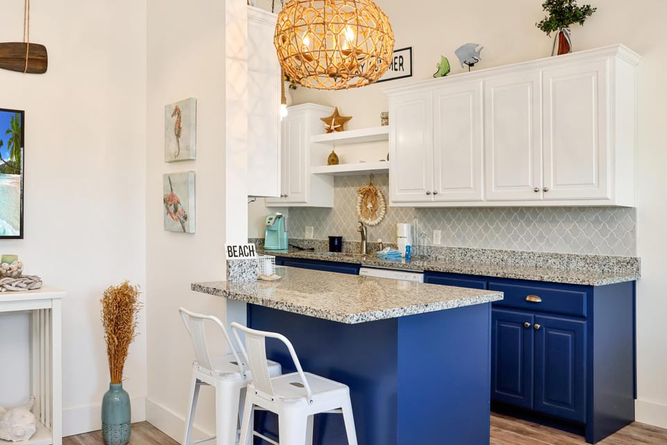 House, 1 Queen Bed with Sofa bed (40th Street Cottage) | Private kitchen