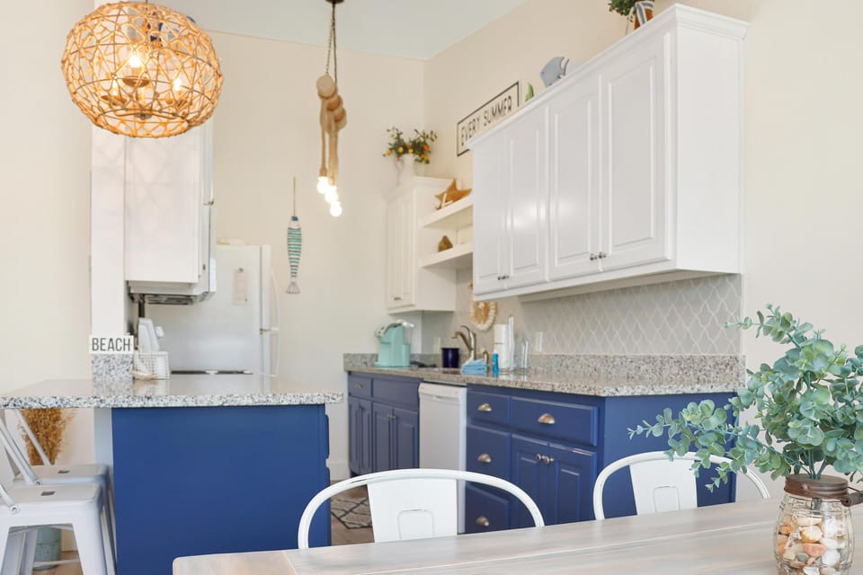 House, 1 Queen Bed with Sofa bed (40th Street Cottage) | Private kitchen