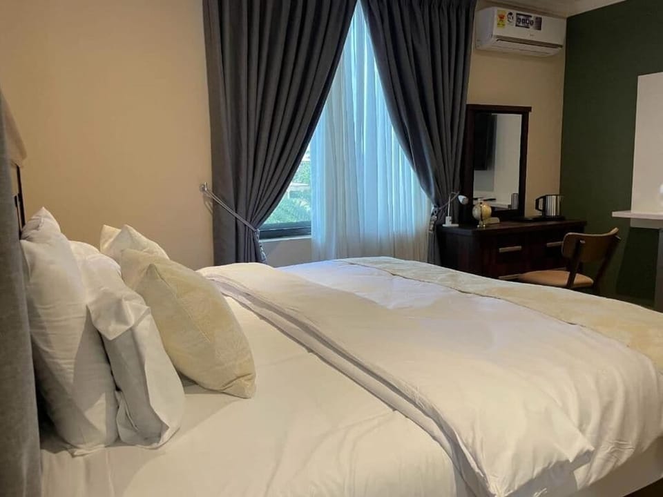 Iron/ironing board, WiFi (free)
