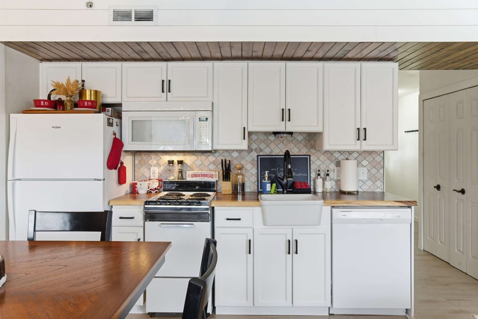 The open kitchen is well equipped for an unforgettable getaway​