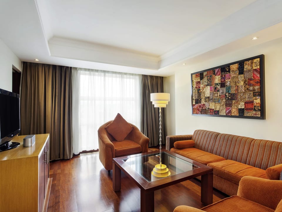 Superior Suite, 1 King Bed | In-room safe, desk, blackout drapes, soundproofing
